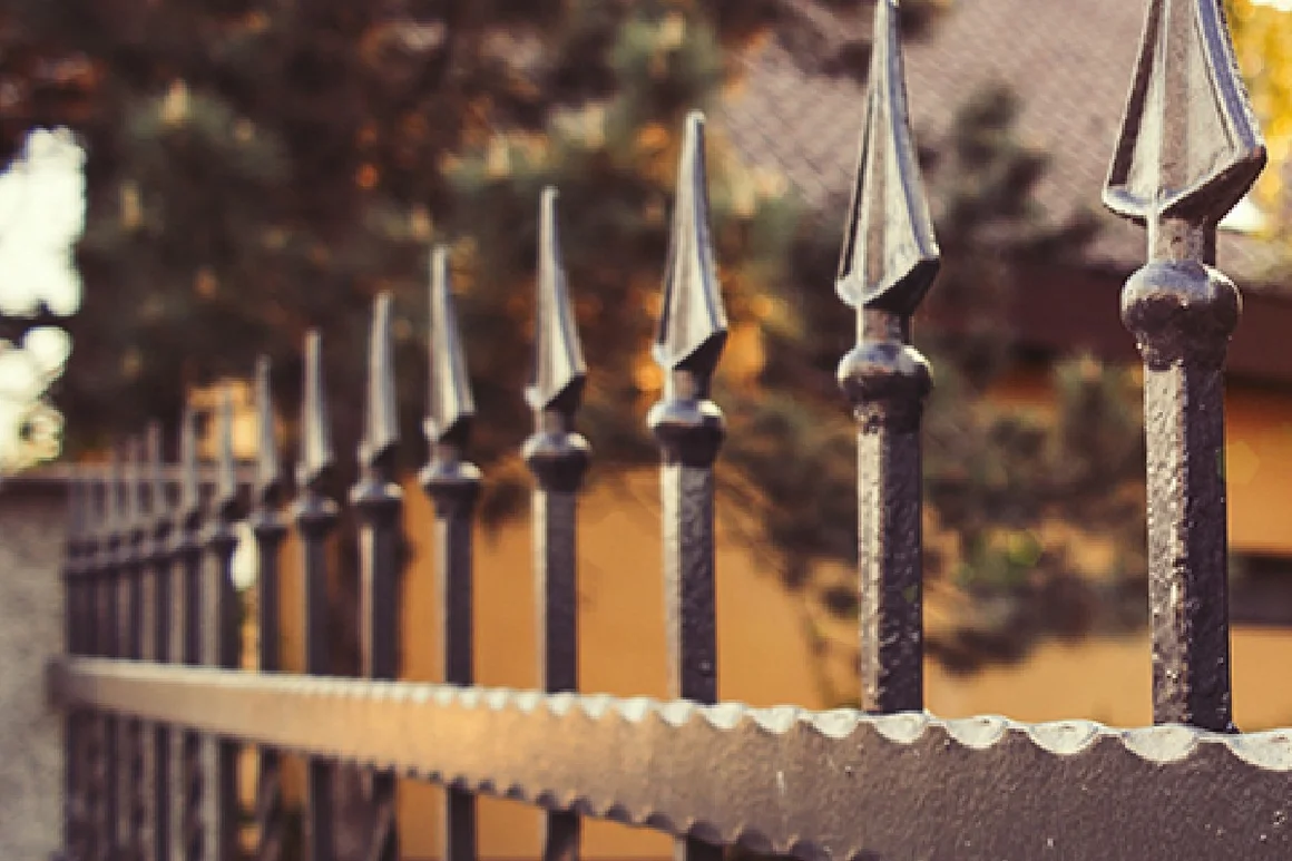 Schwarzer Metallzaun mit Spitzen